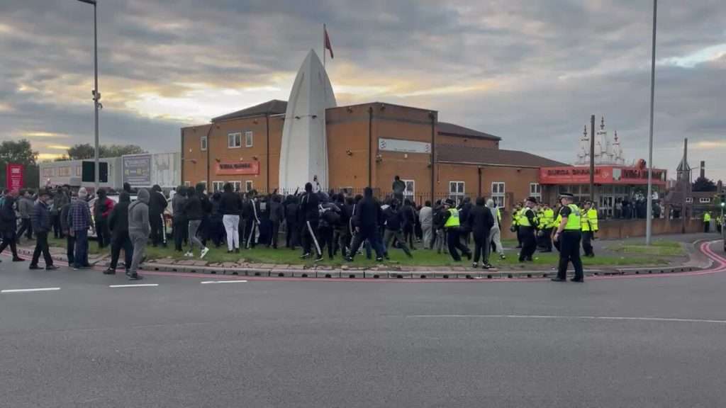 Read more about the article <p class='singletitle' >Muslims attack another temple in the UK as cops look on </p> <h4 class='subpost_title'> The Durga Bhawan Hindu Centre in Smethwick was attacked by the Muslim mob who was shouting ‘Allahu Akbar’ slogans.</h4>