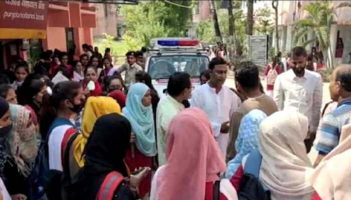 Read more about the article <p class='singletitle' >Bihar: Muslim students protest on being asked to remove their hijab to show if they are using Bluetooth devices during the exam </p> <h4 class='subpost_title'> The college principal said that there is no discrimination based on religion or caste on college premises. </h4>