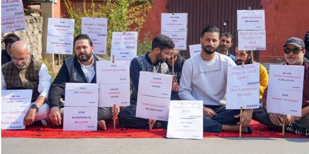 Read more about the article <p class='singletitle' >‘There is no security for us’: 10 Kashmiri Hindu families leave their homes </p> <h4 class='subpost_title'> “The situation is not conducive for us to live in Kashmir Valley. We live in fear due to killings. There is no security for us,” a Kashmiri Hindu said.</h4>