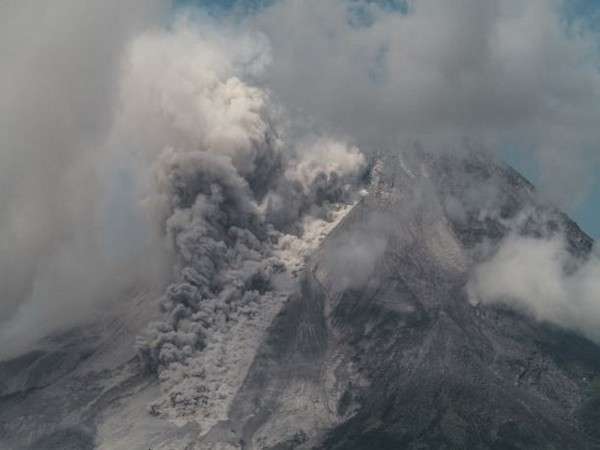 Read more about the article Indonesia’s Merapi volcano erupts, spews hot cloud