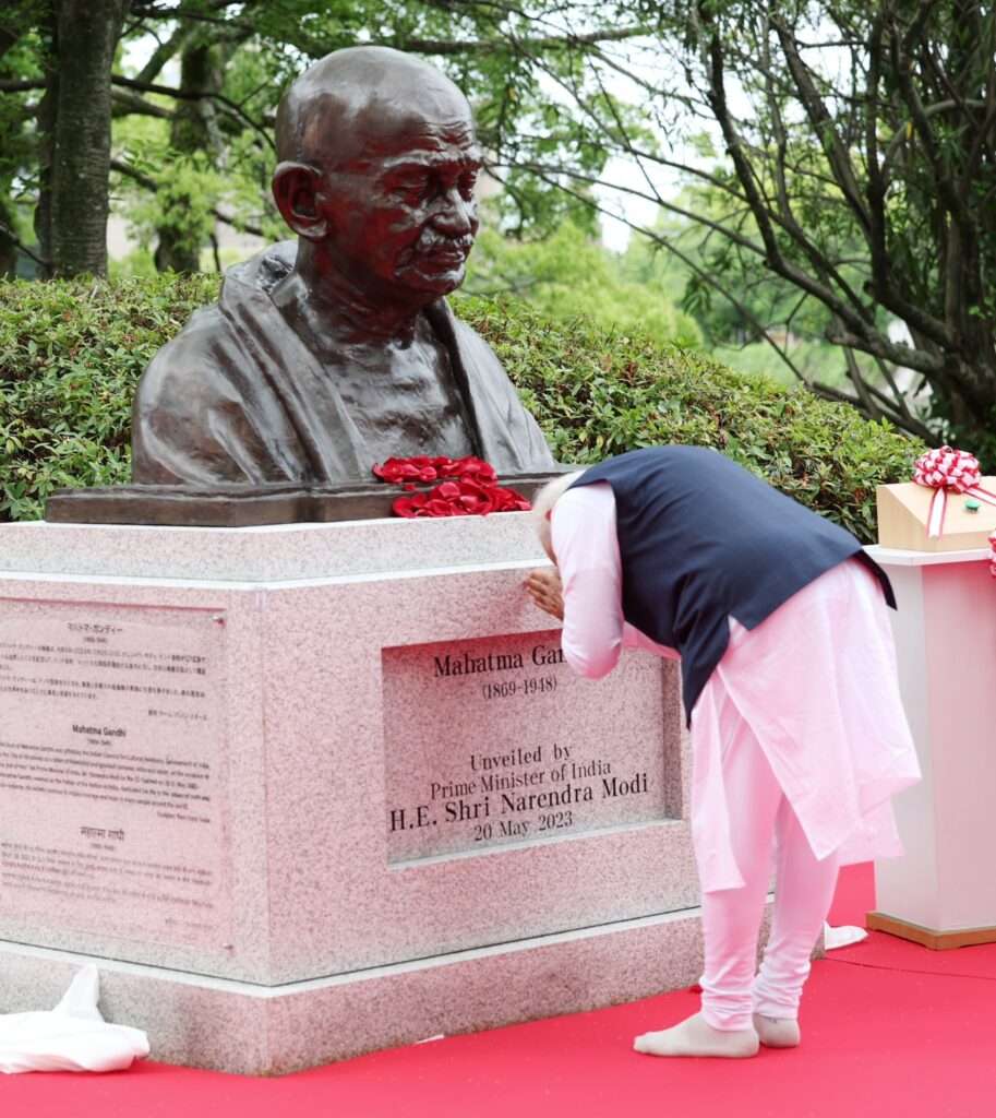 Read more about the article PM Modi unveils Mohandas Gandhi’s bust in Japan’s Hiroshima