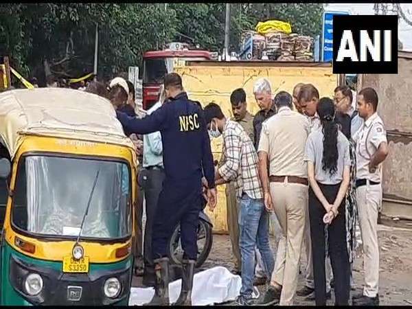 Read more about the article Delhi: Autorickshaw driver dies after his auto falls into a pothole filled with water due to rain