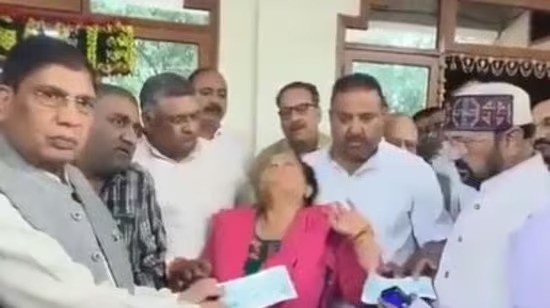 Read more about the article ‘Pradarshani mat lagao’: Martyr Captain Shubham Gupta’s mother pleads as UP Minister Yogendra Upadhyay tries to present her with cheque in front of cameras