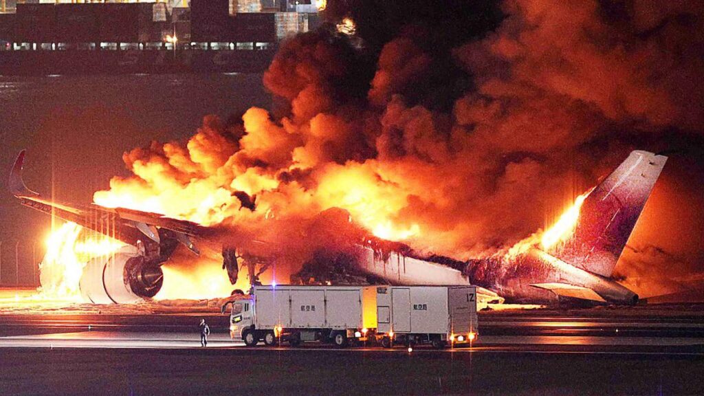 Read more about the article Japan: Plane bursts into flames after collision with coast guard aircraft at airport, passengers reportedly safe