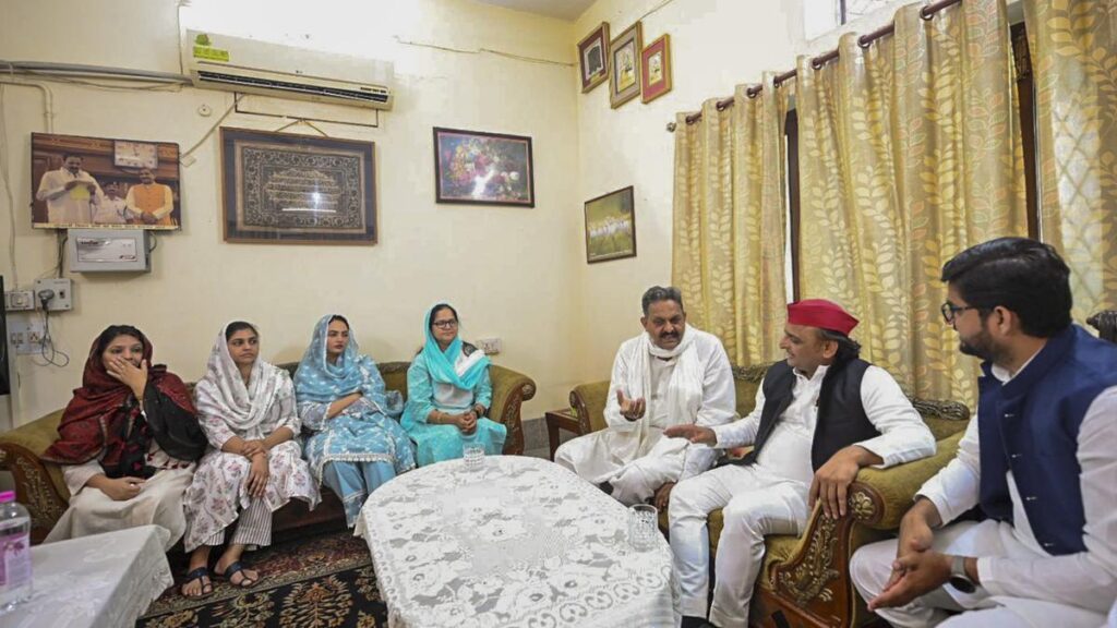 Read more about the article Akhilesh Yadav visits Mukhtar Ansari’s family in Ghazipur