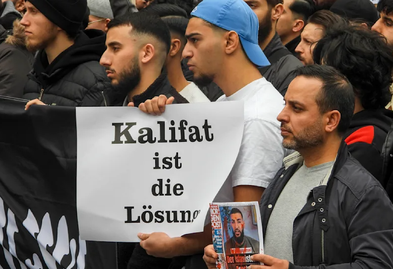 Read more about the article Germany: Muslims storm streets of Hamburg demanding caliphate