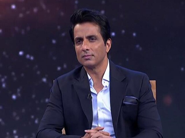 Read more about the article Sonu Sood defends Swiggy delivery boy who stole customer’s shoes