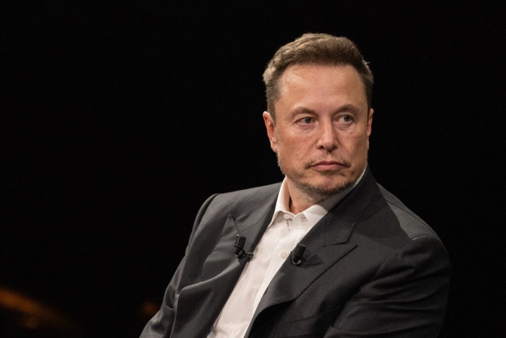 Read more about the article Elon Musk says he will ban Apple devices if it integrates OpenAI with iOS