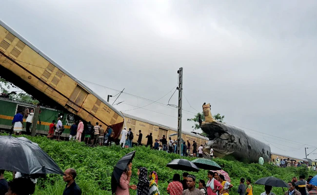 Read more about the article At least 5 dead, 25 injured after goods train hits Kanchanjunga express in Bengal